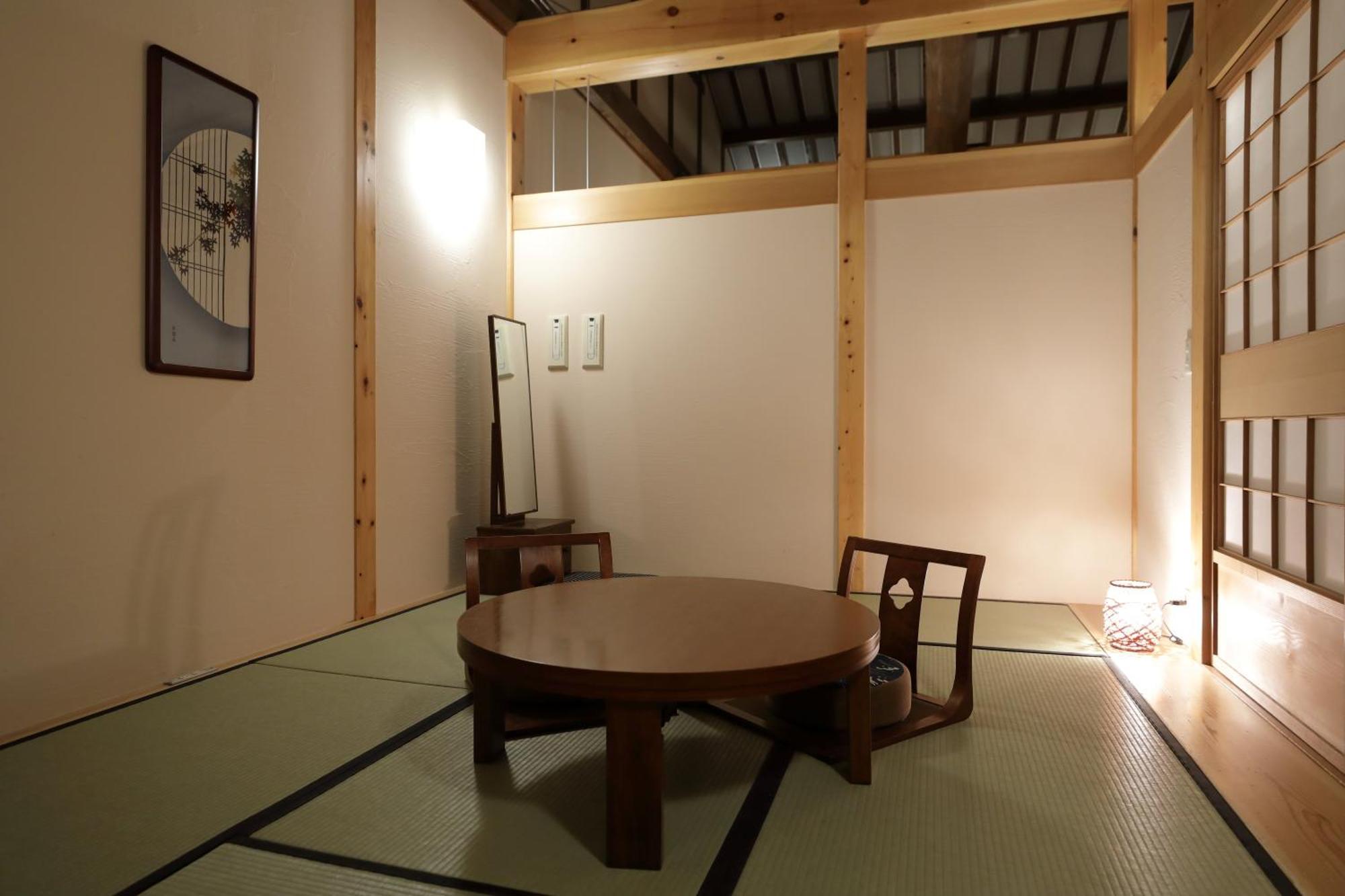 Miyama Ouan Kyoritsu Resort Takayama (Gifu) Exterior foto A traditional Japanese room with a table and a chair
