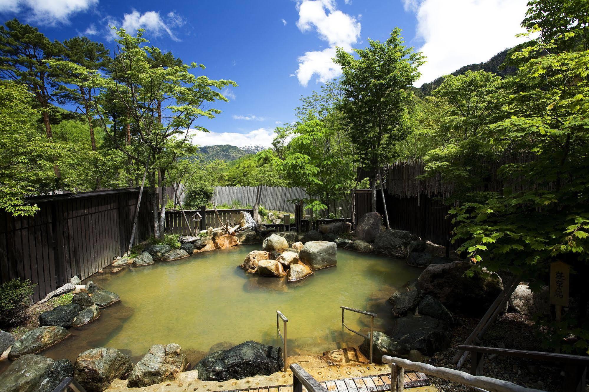 Miyama Ouan Kyoritsu Resort Takayama (Gifu) Exterior foto A hot spring in Japan