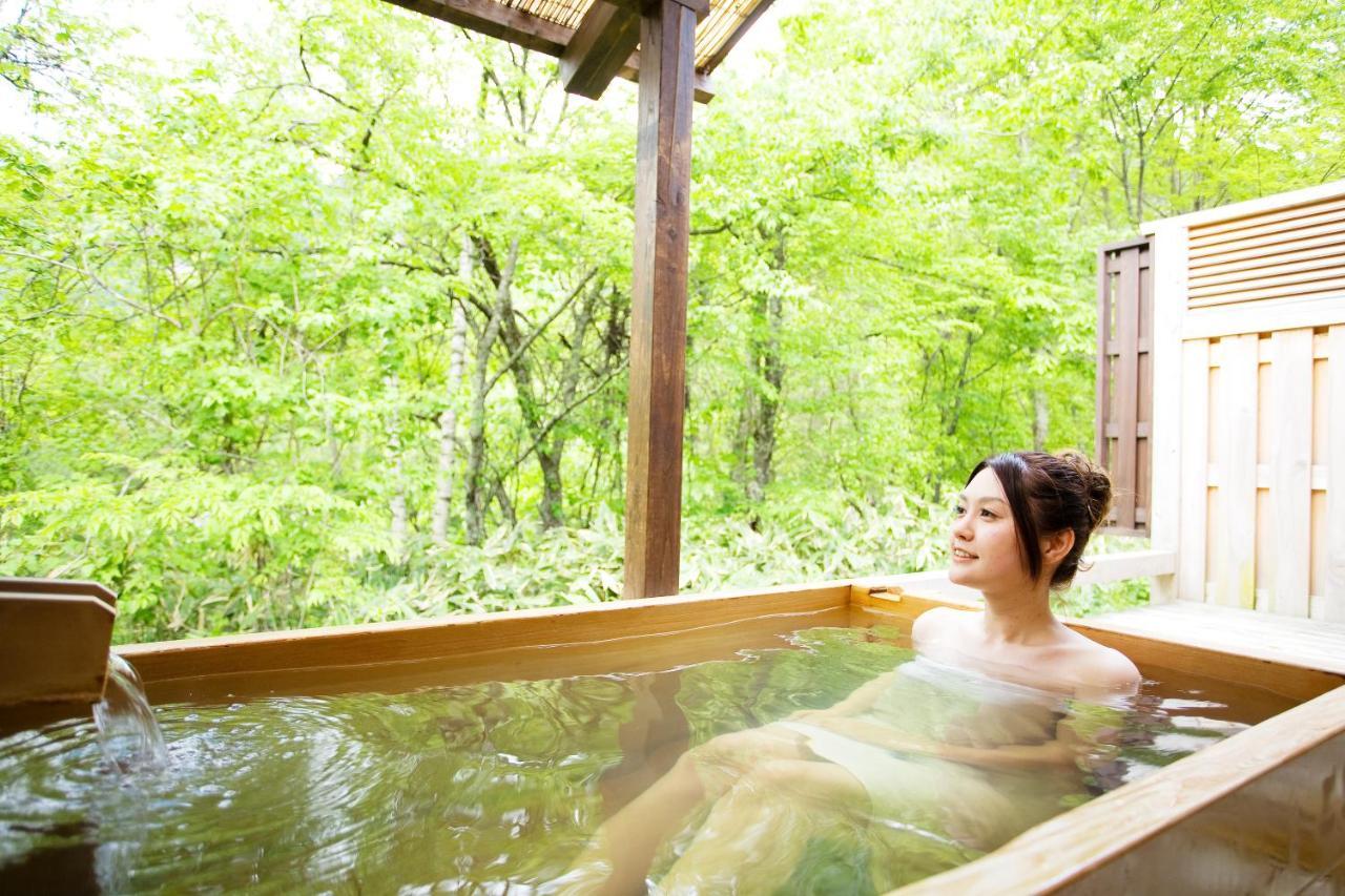 Miyama Ouan Kyoritsu Resort Takayama (Gifu) Exterior foto A woman bathing in a hot spring