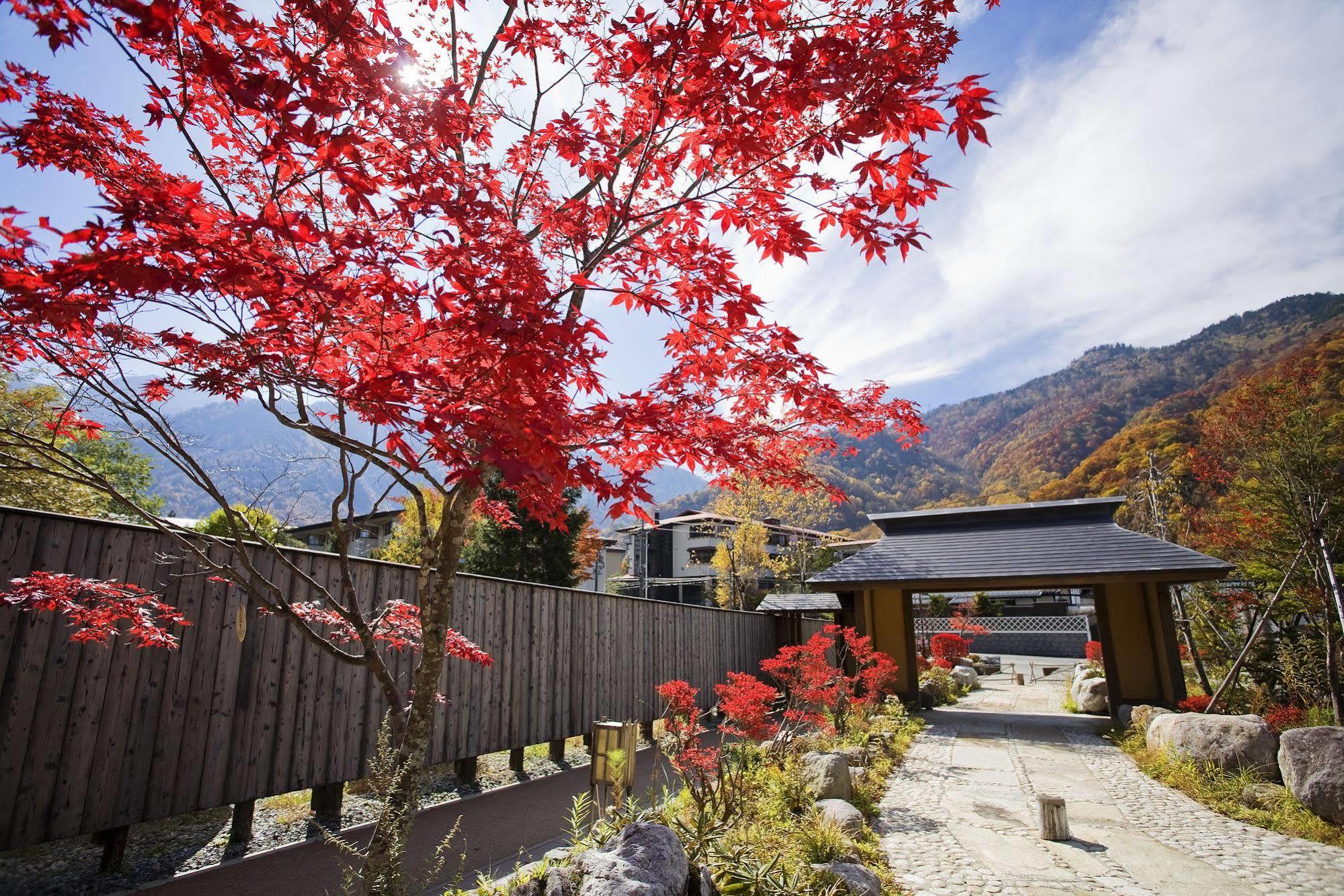 Miyama Ouan Kyoritsu Resort Takayama (Gifu) Exterior foto Autumn colours at the hot spring resort of Ōwakudani